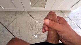 Apri le gambe e inizia a toccartela sborrata dopo una lunga sega per la moglie del mio migliore amico - cazzo enorme e tanto sperma per la troia 😈