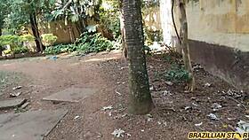 Ela completou 18 anos e chamou o amigo pra tirar a virgindade dela no meio do mato