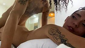 Madrastra latina pidiendo un masaje pero su hijastro comenzó a tener sexo - porno en español