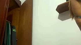 Gosto de me exibir e deixar os machos de pau duro e molhado