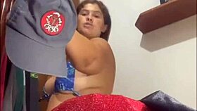 Gosto de me exibir e deixar os machos de pau duro e molhado