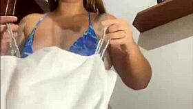 Gosto de me exibir e deixar os machos de pau duro e molhado