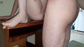 a ruivinha levanta a saia pra meter pau na buceta apertada