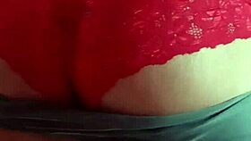 Modelando cachetero rojo de encaje panties dancing?