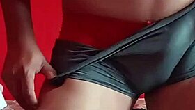 Modelando cachetero rojo de encaje panties dancing?