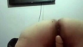 Estoy cachonda y sola en casa tengo que desahogarme y me masturbo con mi juguete tengo en co�o empapado y varios orgasmos