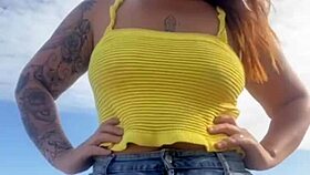 Usando Um Biquini Que Racha A Buceta