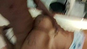 Comendo o rabo dessa puta gostosa de quatro video completo no red