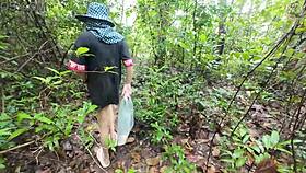 สาวไทยเดินเล่นโชว์หีริมทาง เสียงไทยชัด... beautiful young girl in garden?