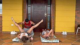 Mi profesora de yoga me folla junto con mi amiga