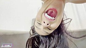 morena gostosa jorrando pela buceta durante o sexo com um cara negro