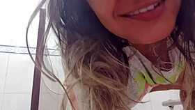 Fiquei toda molhadinha nivaldo me deu 50 reais pra me ver tomando banho 13 997734140 pix.