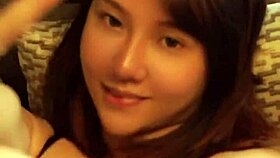 जेना दम्माया इंडोनेशियन स्टाइल में बिकिनी मेड बनकर सर्व करती है