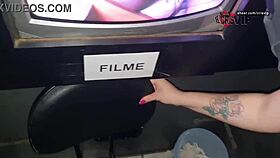 Chupando desconhecidos engolindo porra e beijando o corno gloryhole 17