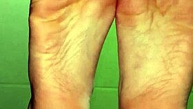 white girl shows me her feet for money, loving those fetish socks and toes vibes 🦶💸