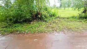 สาวไทยเดินเล่นโชว์หีริมทาง เสียงไทยชัด... beautiful young girl in garden?