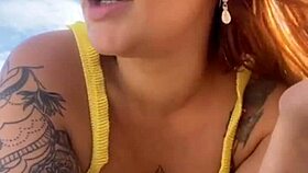 Usando Um Biquini Que Racha A Buceta