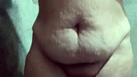 Branquinha Bunduda Tomando Banho