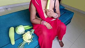 देवर ने अपनी भाभी की चूत में खीरा डालते हुए देख लिया