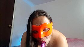 La Camarera Del Bar Hace Su Primer Video Masturbandose Para Su Amiguita Con La Que Se Consienten