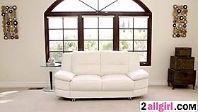 Glamour babes kiss smoking hot pussies in naughty scissoring