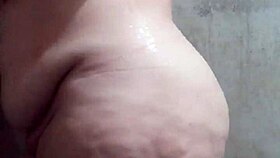 Branquinha Bunduda Tomando Banho