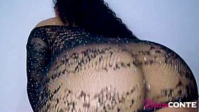 Gostosa rabuda dando a bucetinha apertada!