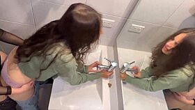 Descubro A La Amante De Mi Marido En Mi Armario Ahora También Me La Follo