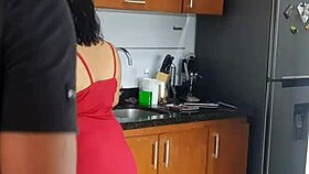 Me caliento viendo el enorme culo de la madrastra de mi mejor amigo parte 1