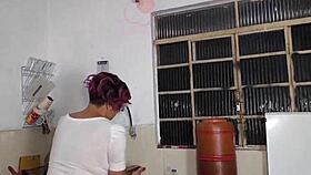 fui lavar a lou�a e meu amigo safado me comeu na pia mesmo