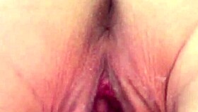 i cant stop masturbaing my wet pussy, its so horny and squirting