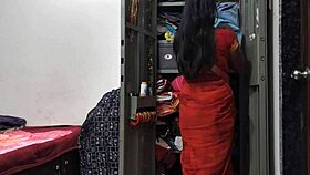 नौकरानी अलमारी साफ कर रही थी