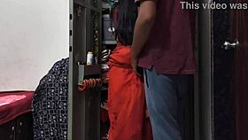 नौकरानी अलमारी साफ कर रही थी