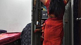 नौकरानी अलमारी साफ कर रही थी