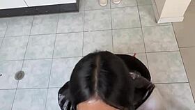 asesora inmobiliaria novata acepta follar con su cliente en la casa para hacer su primera venta