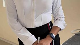 asesora inmobiliaria novata acepta follar con su cliente en la casa para hacer su primera venta