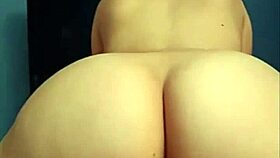 Novinha experimenta roupa de academia e me deixou cheio de tes�o