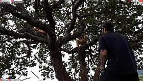 Enfiei a piroca na loira e na morena em cima da árvore no meio da rua