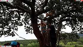 Enfiei a piroca na loira e na morena em cima da árvore no meio da rua