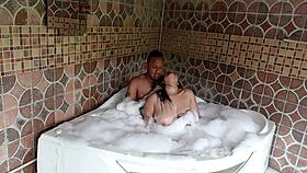 Que rico me da por el culo mi padrastro en el jacuzzi cuando su esposa se va para el trabajo 1 parte