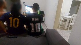 Fiz Sexo com Amigo do Meu Marido por Causa de Uma Aposta, Fiquei com Tesão e Acabei Fazendo DP com os Dois