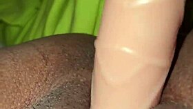 Me masturbo con consolador que me regaló mi amigo