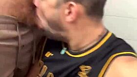 Que ruivo gostoso descarregou na boca no banheiro