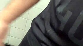 Que ruivo gostoso descarregou na boca no banheiro