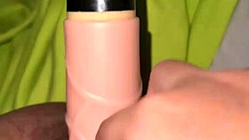 Me masturbo con consolador que me regaló mi amigo
