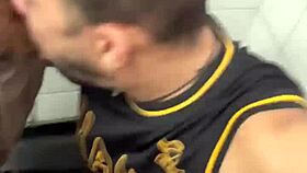 Que ruivo gostoso descarregou na boca no banheiro