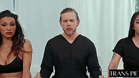 दो शीमेलों संग बड़ा लंड थ्रीसम चुदाई