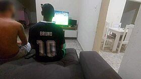 Fiz Sexo com Amigo do Meu Marido por Causa de Uma Aposta, Fiquei com Tesão e Acabei Fazendo DP com os Dois