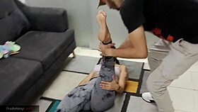 ME EXCITO AL VER EL CULO GRANDE DE MI HERMANASTRA MIENTRAS SE EJERCITA LE AYUDO CON SU RUTINA MIENTRAS MANOSEO SU COÑO