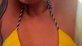 treinando de biquini fio dental na academia de frente a praia